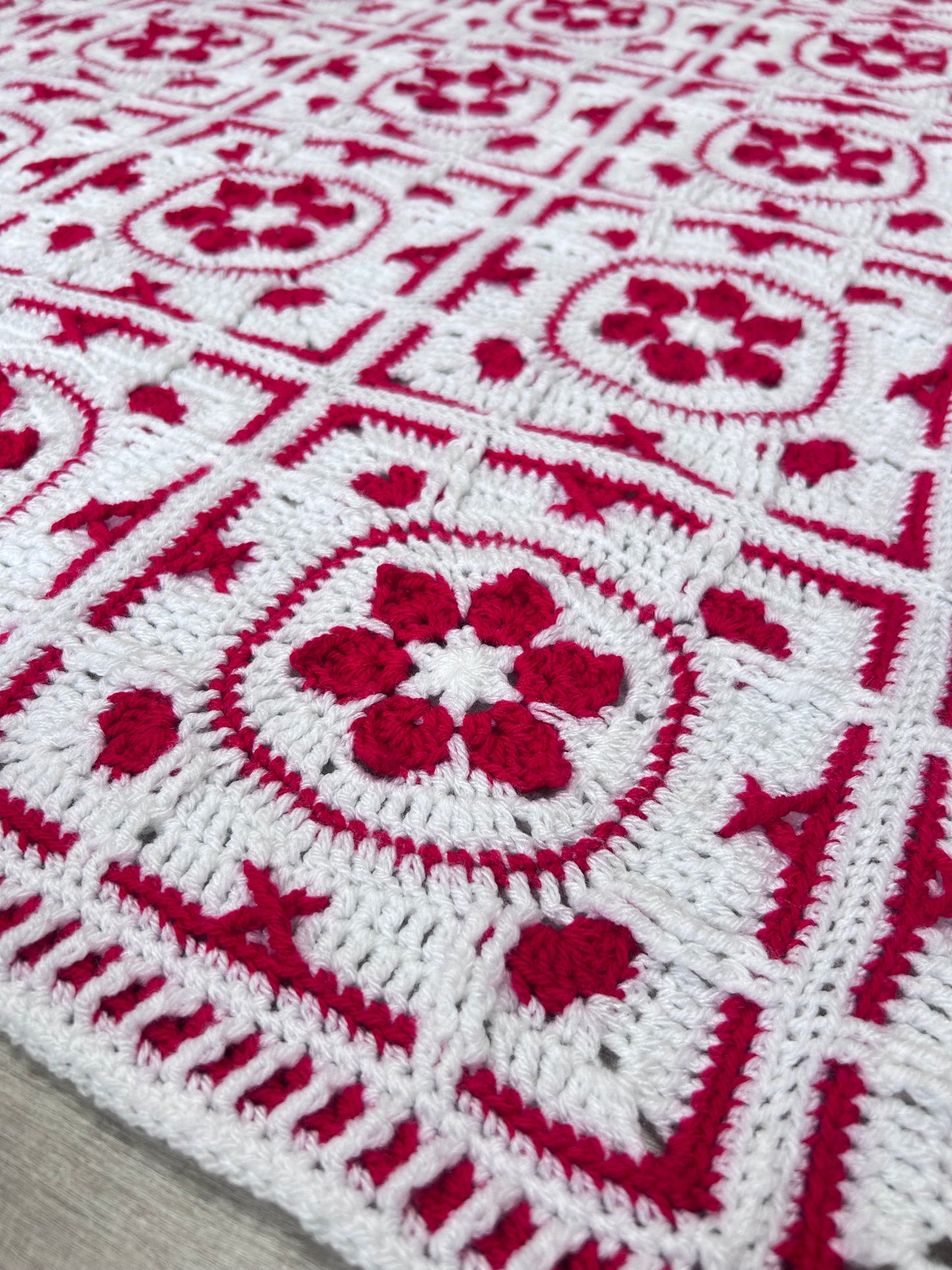 Poinsettia Tiles Blanket Pattern